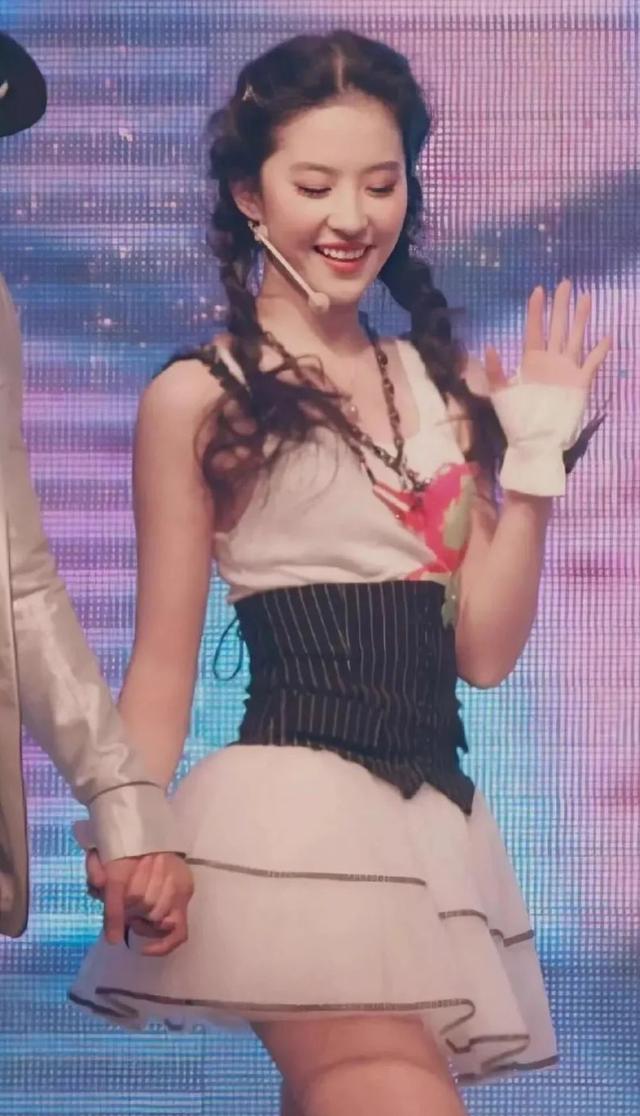 『刘亦菲』刘亦菲随心所欲穿搭合集，你见过爱豆时期的刘亦菲吗？美颜暴击