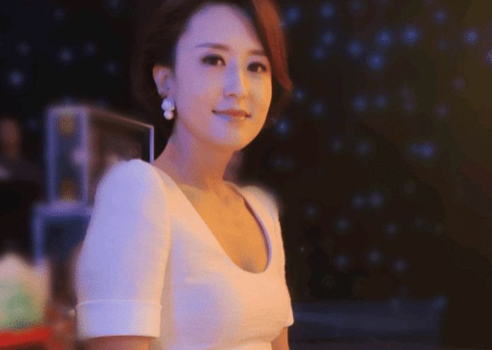 『央视』她是央视美女主持人，丈夫大了自己整20岁，站在一起犹如父女