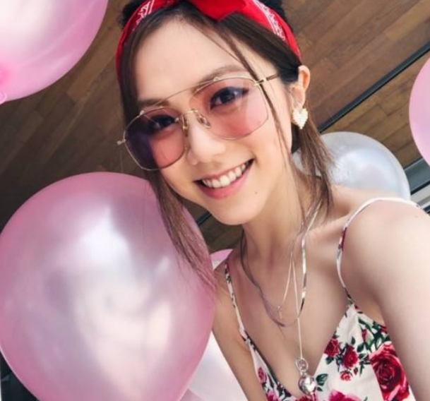 「演唱会」以为自己很红，去国外开演唱会，结果无人看只能每人送40张门票