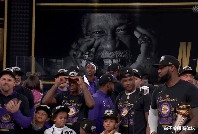 勒布朗·詹姆斯|夺冠大合影 詹姆斯捧FMVP奖杯 他牢牢抱住总冠军奖杯 浓眉沃格尔都靠边