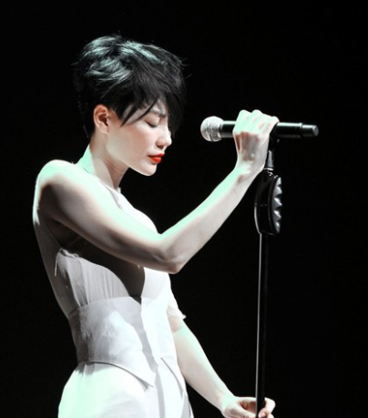 【面霜】51岁的王菲素颜火了，晒出自用“续命”面霜！陈数：我都用6年了