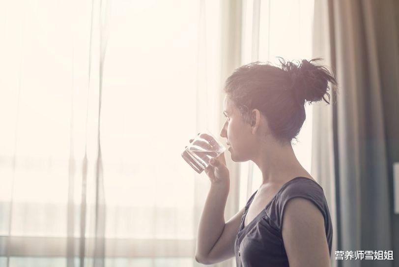 「熬夜」血液粘稠的人，喝好三杯水，谨记“四句话”，减少血栓，更健康