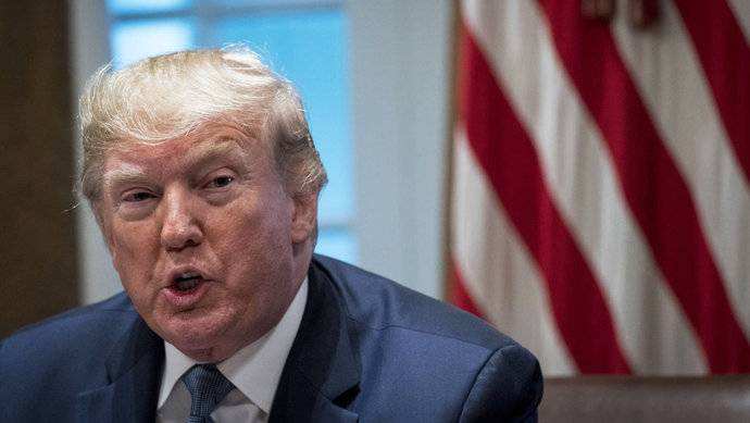 「白宫」特朗普回应中方的疫情进展,一句话就让现场嘘声四起,蓬佩奥脸色十分尴尬