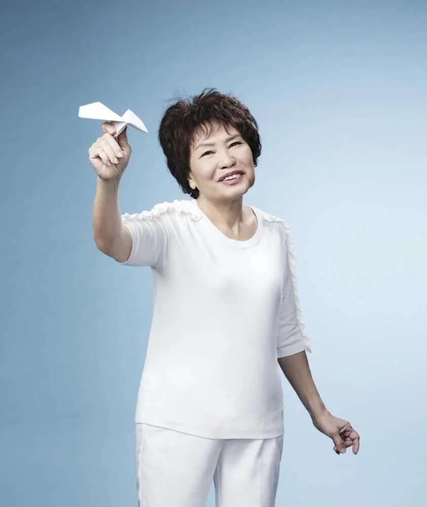 余慕莲|周星驰御用“丑女”病危，孤独终老却“救”下300个小孩...