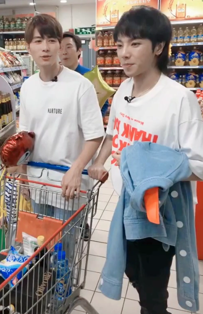 [华晨宇]华晨宇带小孩买东西，谁注意购物车都买了啥？成年人身份太真实了