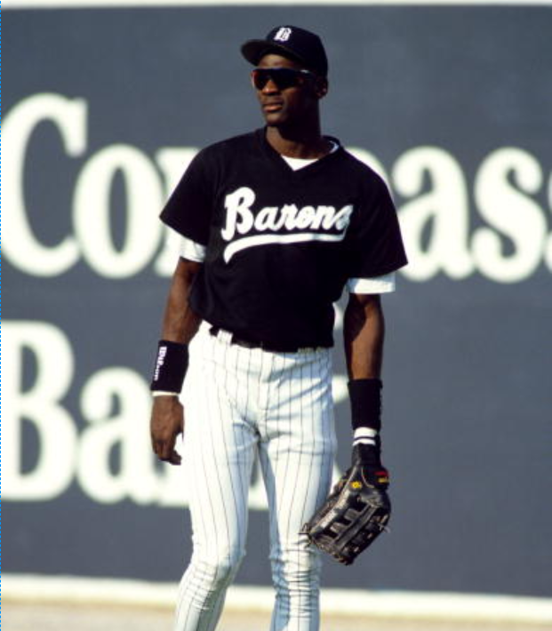 【迈克尔·乔丹】乔丹“第三次复出”拯救联盟低迷，西蒙斯称，乔丹怕詹姆斯威胁自己地位