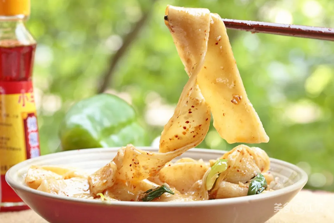 「面条」油泼面好吃有诀窍，掌握这4步，香辣过瘾，嚼劲十足