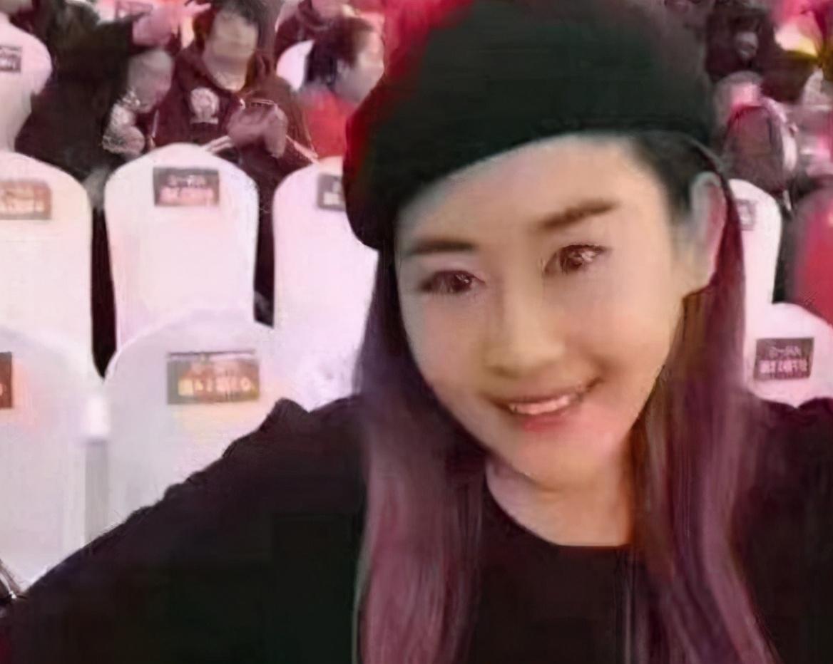 非诚勿扰|非诚勿扰200斤女孩登台，未开口就被全场灭灯，今减肥成功变女神