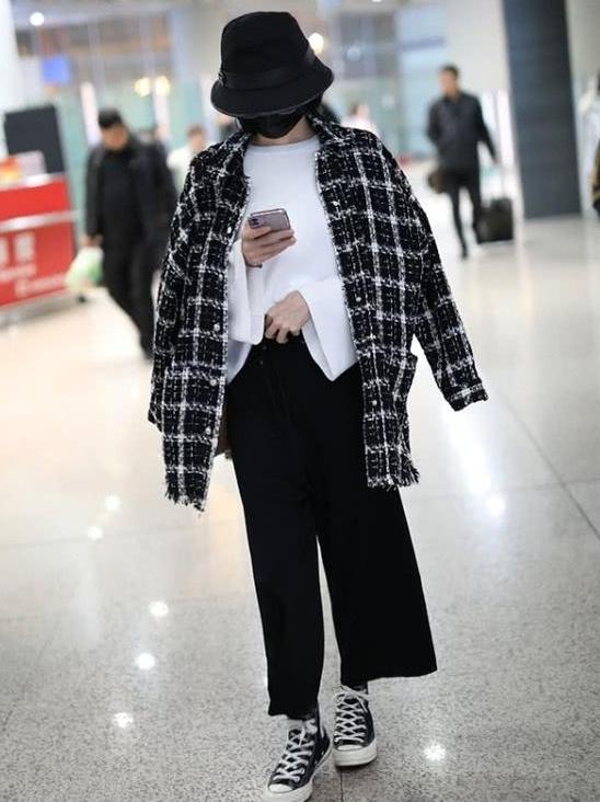 『苗苗』郑恺为何选择与苗苗结婚？看她的机场照，颜值高果然选对了人