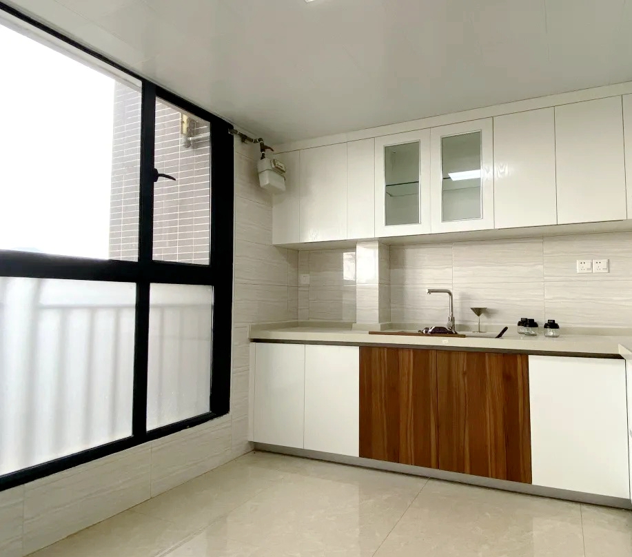 设计师|119平的三房两厅实装案例,全屋家具胡桃木配白色系,简直美哭了