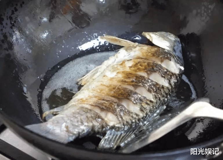 不粘锅▲煎鱼时，千万不要直接下锅，多做这步，鱼完整不粘锅，还无腥味