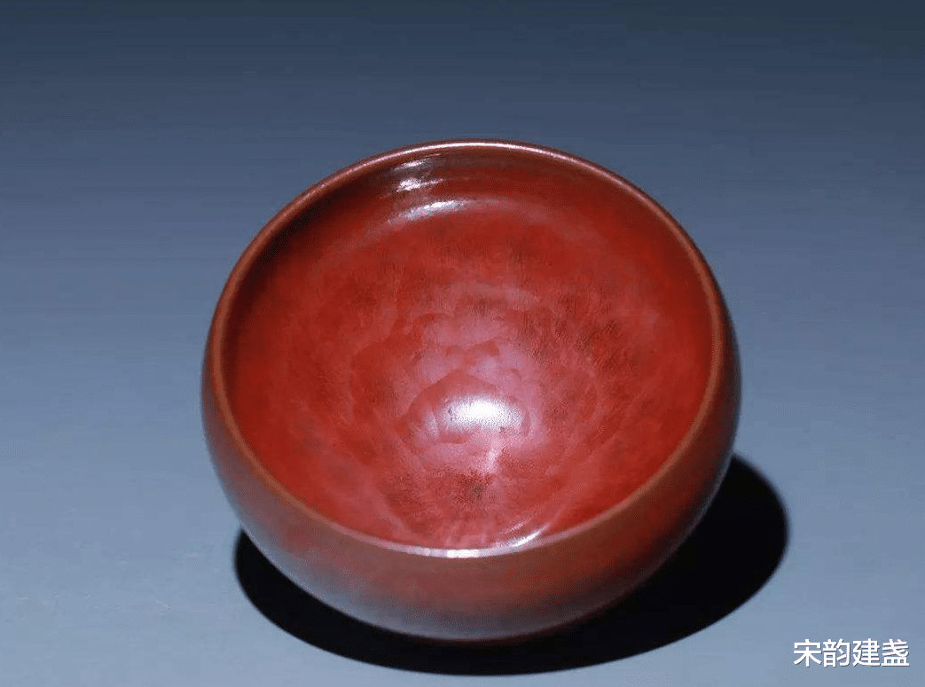 建盏|建盏乌金釉有什么特别之处？怎么辨别杂色釉的好坏之分？