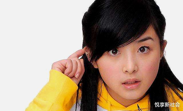 「张含韵」15岁放弃高考被视“逃兵”，乐坛出道即是巅峰，却不幸遇网络暴力