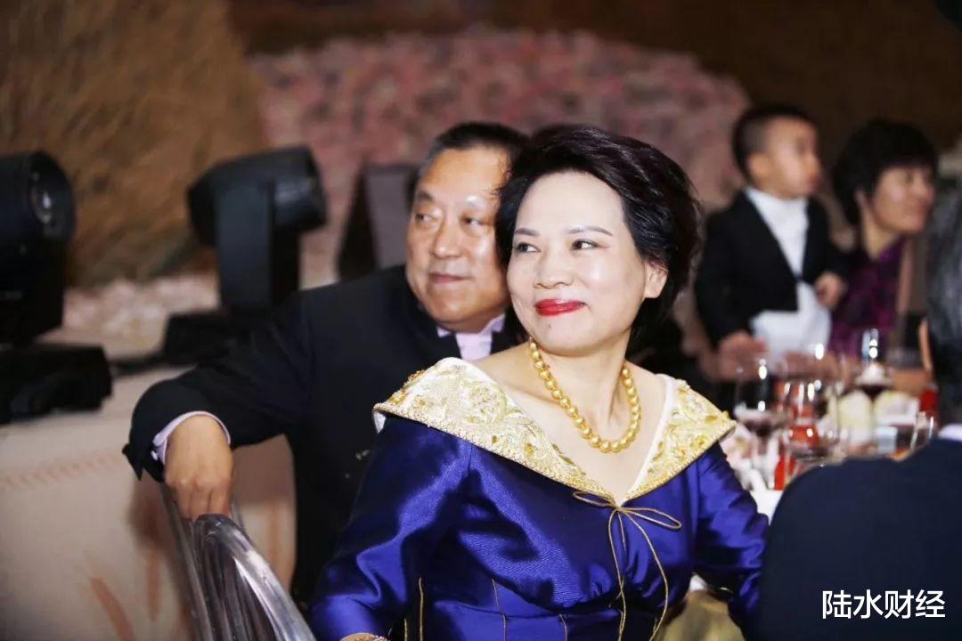 施华洛世奇@又一首富“消失”，靠摆地摊发家，耗光800亿资产负债357亿