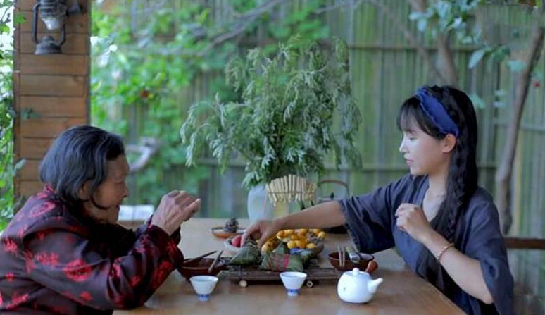『李子柒』李子柒直播做“腊肉粽”，看清无滤镜的食物，网友：这谁愿意吃？