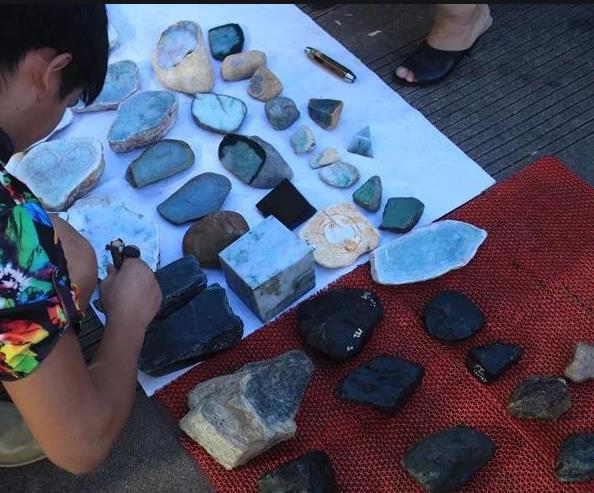 翡翠|翡翠也能在地摊上卖？带你看经济效益巨大的地摊翡翠