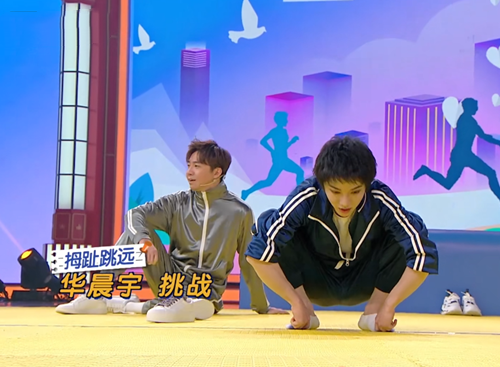[华晨宇]有一种小脚叫华晨宇的小脚，看到他穿袜子方式，网友：不敢信！
