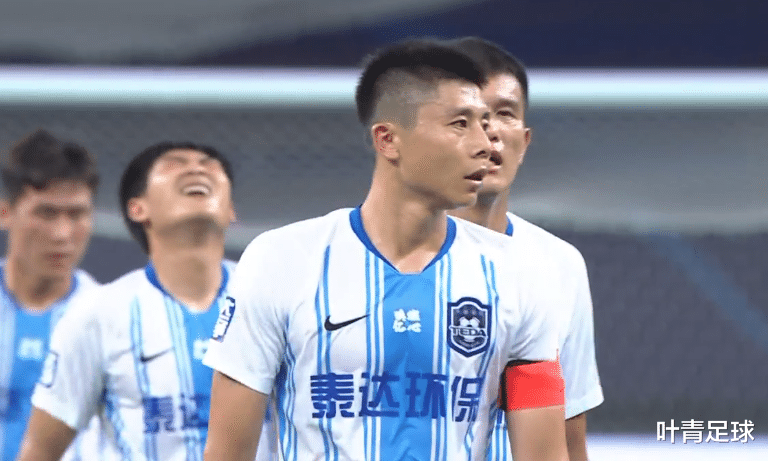 点球|中超争议！明显犯规，裁判5分钟2次拒判点球，65岁洋帅气炸