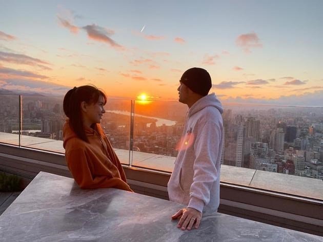 何猷君|看向佐和何猷君的七夕发文，郭碧婷与奚梦瑶的地位差距一目了然