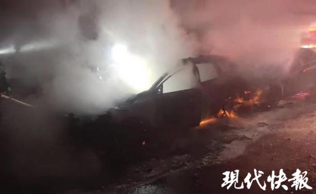 冰视频 突发！南京龙江隧道内两车起火，无人员伤亡
