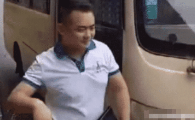 【】为避免同学聚会“炫富攀比”，班长要求统一穿校服，结果仍一眼辨别穷富