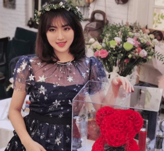 [华为]华为小公主晒哈佛毕业照，满桌名牌酒藏不住，两万玩偶真的露财了