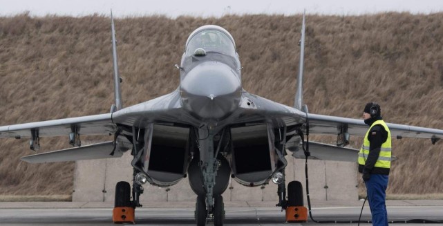 俄羅斯官方立場被打臉？俄軍戰機被擊落於利比亞，飛行員成功跳傘-圖5