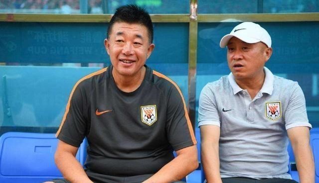 『山东鲁能』泰山队史首位12号球员，后成鲁能足球教父，曾帮青岛输球保级