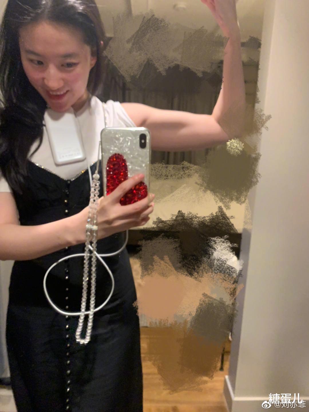 刘亦菲|刘亦菲又晒花絮照，本人素颜没了清纯感，与男性友人搂肩很豪爽！