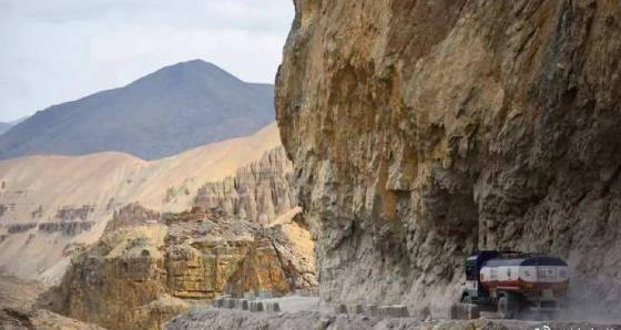 印度@战略公路大功告成，印军大批坦克和战机云集，自豪称不再是1962年