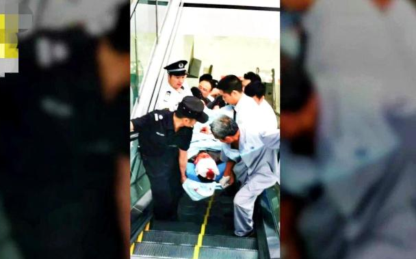 斑比融媒 惊险一幕!男子低头玩手机,逆行乘坐扶手电梯摔倒,头部鲜血直流