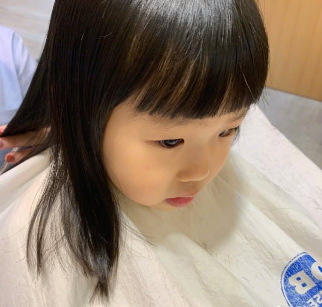 「谭松韵」伊能静再次深夜上线思念女儿，深感心碎：在你及哥哥间，我要找到最好的平衡
