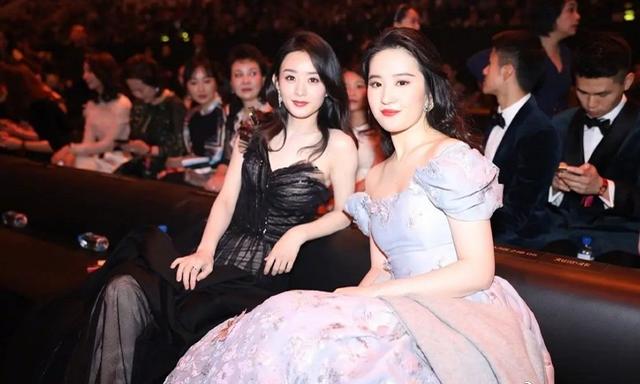 女明星经典同框比美图:赵丽颖相继赢了杨紫和刘亦菲,堪称合影杀手