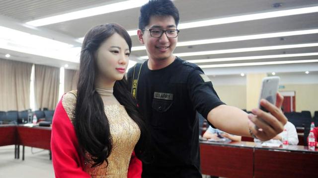 「」“女性机器人”只是摆设？其实还有这3个功能，你更喜欢哪一个？