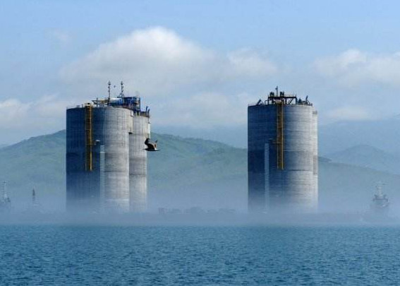 「美国」海峡突然竖起导弹,大批美舰火速撤离,白宫收到现场报告一片慌乱