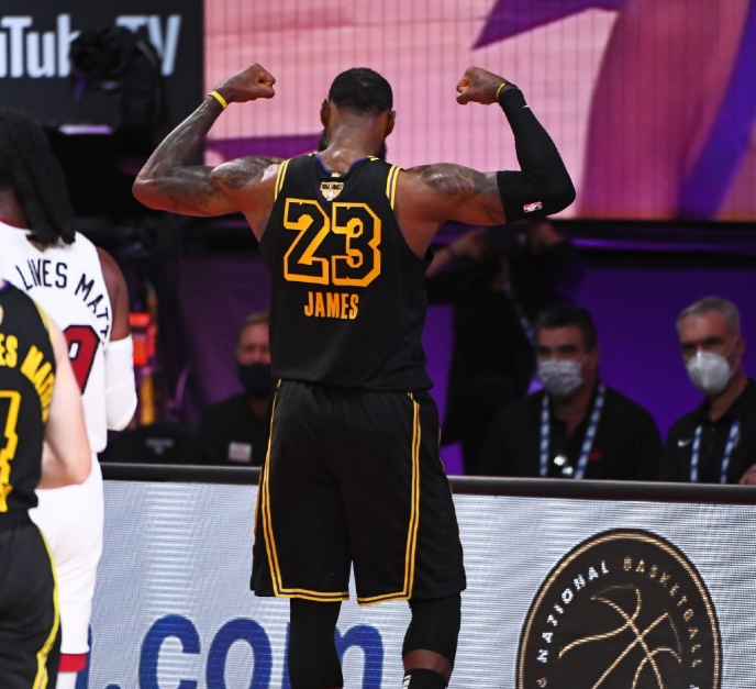 勒布朗·詹姆斯|气场强大！詹姆斯6岁女儿担任主持人，坐姿亮了，老詹：为你骄傲