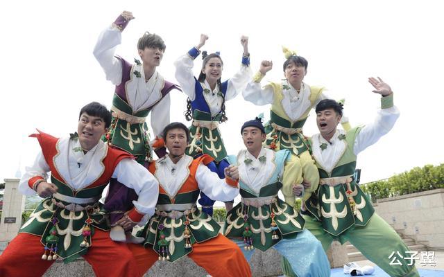 「奔跑吧兄弟」跑男首期录制结束，李晨晒全员合照，蔡徐坤沙溢站位暴露内部关系