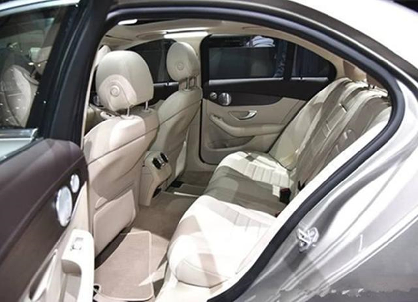 奔驰C级■奔驰这次真火了！买不起迈巴赫选它，配无框门不足30万，奥迪A6都眼红了