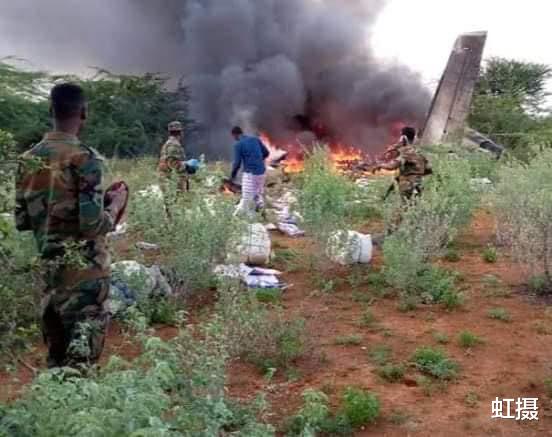 火箭弹@现场太惨烈!飞机运送防疫物资,却被火箭弹击落,6人葬身火海