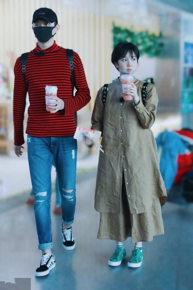 陈小纭▲陈小纭穿老年麻布衫，一身的乡土气质，看脸却是清秀稚嫩！