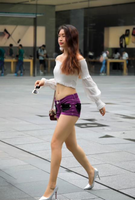 紧身短裤配露脐装，美女你是要去参加音乐节吧？