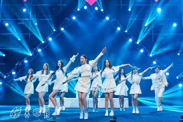 超女@杨超越强挤眼泪,张大大强行加戏,反转演唱会主题内容