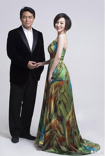 19岁与导演私奔,裸婚在地下室连生3胎,如今丈夫用7部剧把她捧红