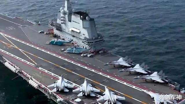 山东舰▲终于不再隐藏实力，山东舰甲板出现喜人一幕，俄20年内做不到