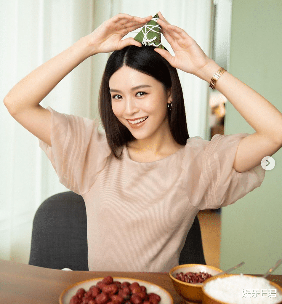 #文咏珊#32岁文咏珊坐老公大腿秀恩爱，继baby之后她也成了人生赢家