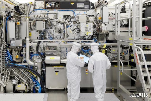 光刻机|不再被“卡脖子”！我国光刻机突破22nm，荷兰光科技要让步了？