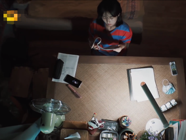 张子枫@张子枫挑灯学习，谁注意桌上的电子产品？高考党都懂