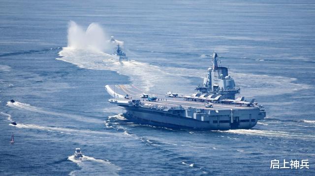 「南海」特殊时期，中美海军南海狭路相逢，8艘中国军舰包围美准航母