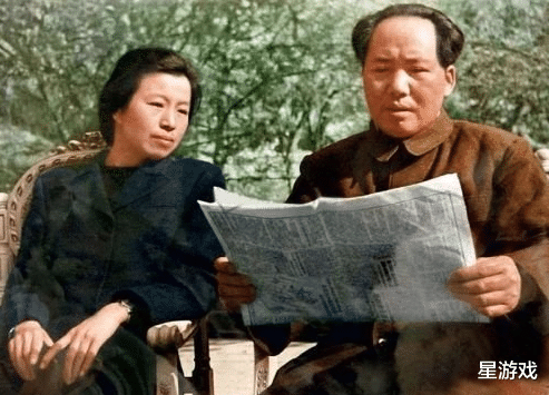 |毛主席和江青罕见合影，一同看报喜乐融融，非常恩爱