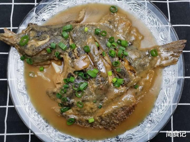 「面粉」烧鱼时，去腥加酒加醋是大错！加30克它，鱼肉细嫩入味，还不腥